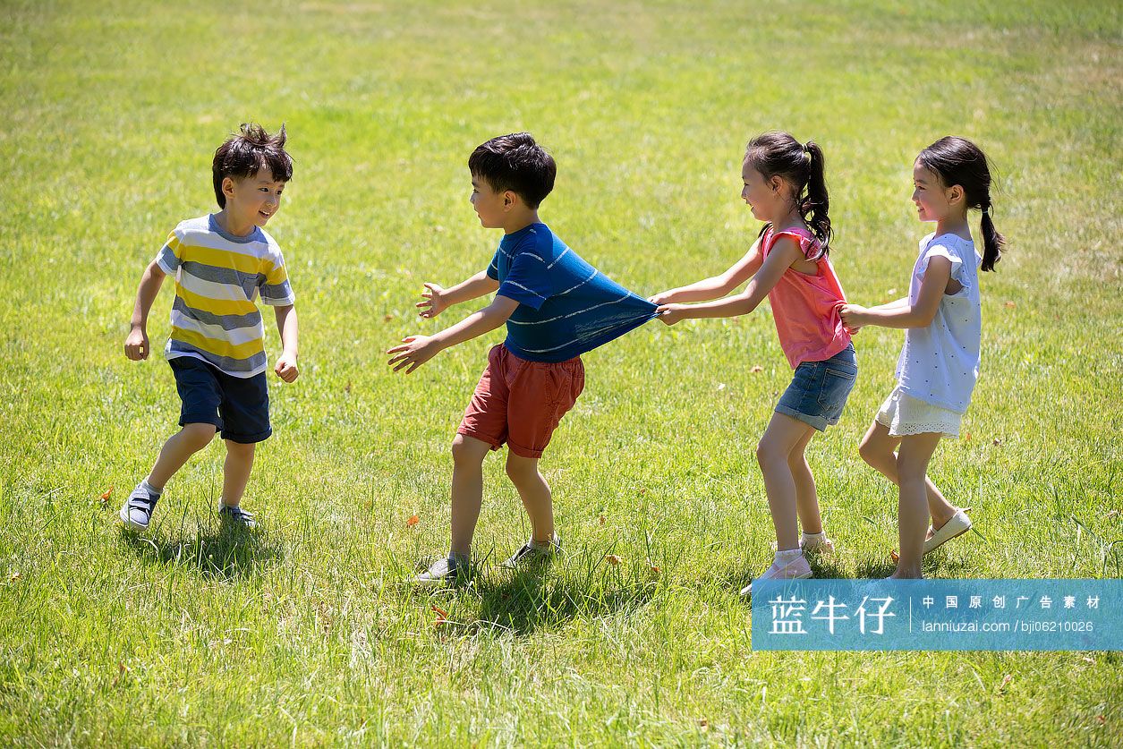 快乐的儿童在草地玩游戏-蓝牛仔影像-中国原创广告影像素材 image