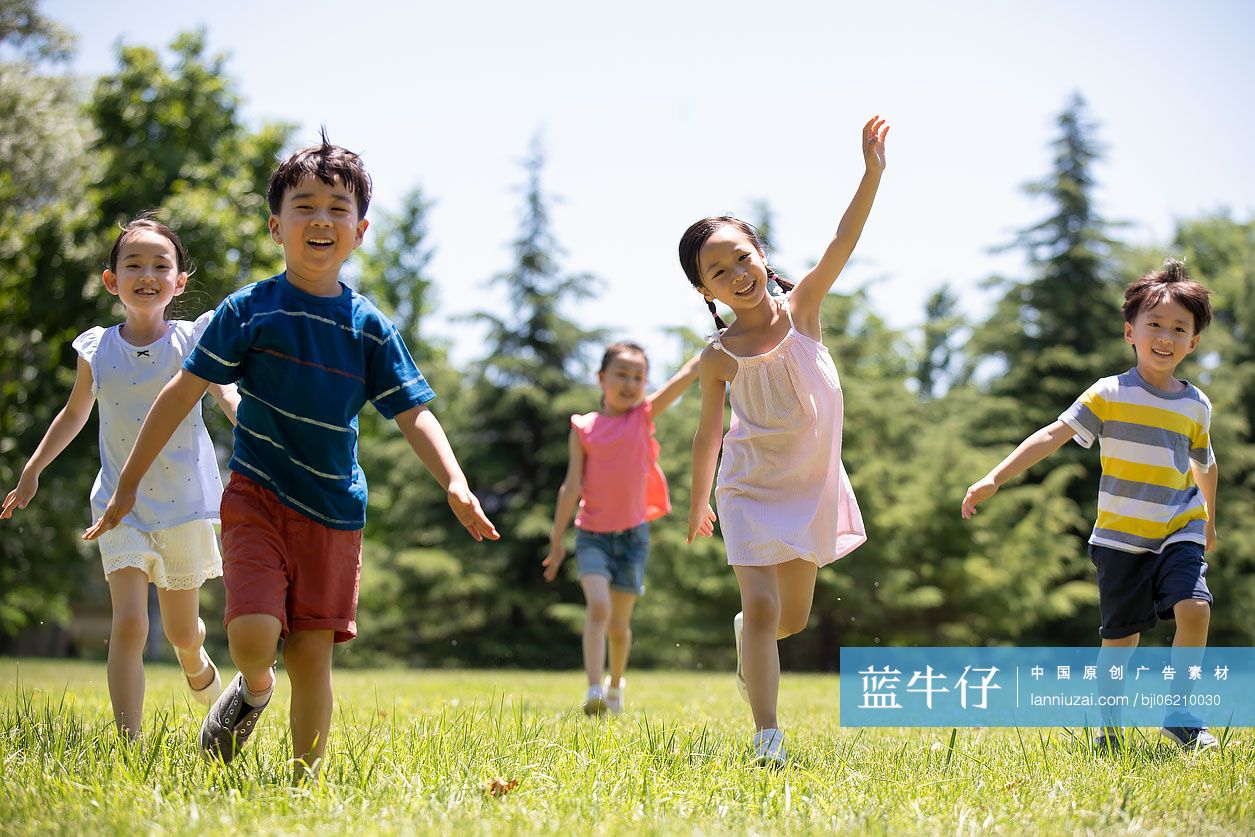 快乐的儿童在草地上玩耍