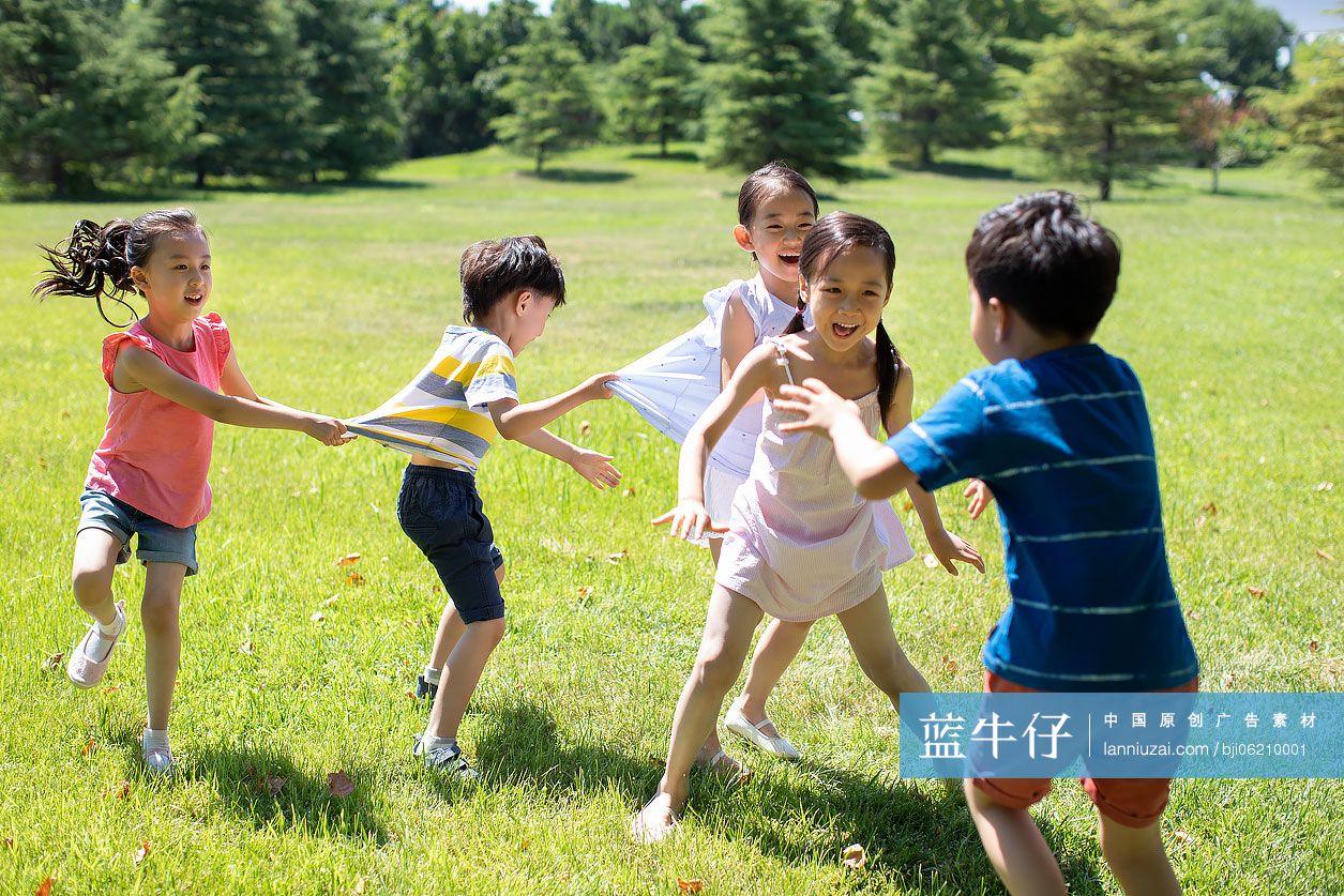 快乐的儿童在草地玩游戏