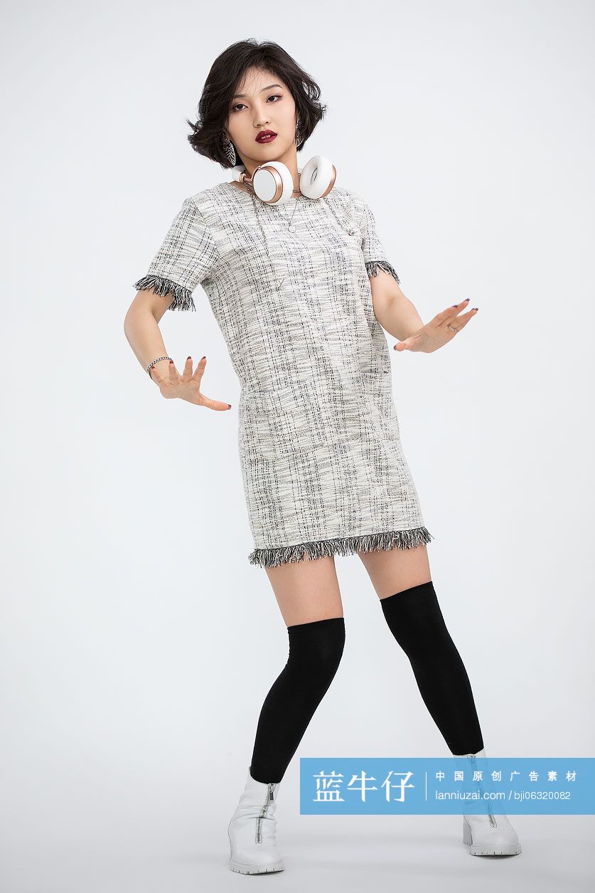 年轻女孩跳舞