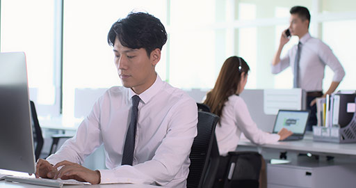 Chinese business people working in office,4K