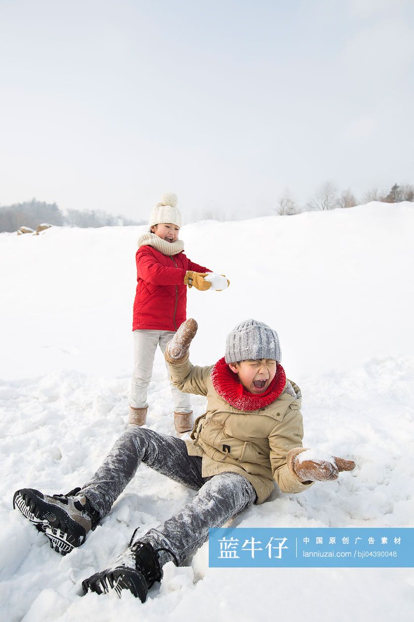 两个小孩打雪仗