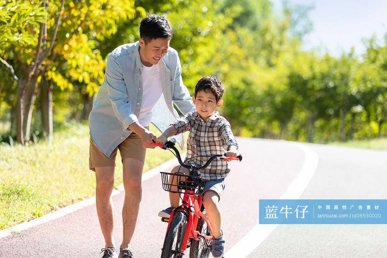 父亲教儿子骑自行车