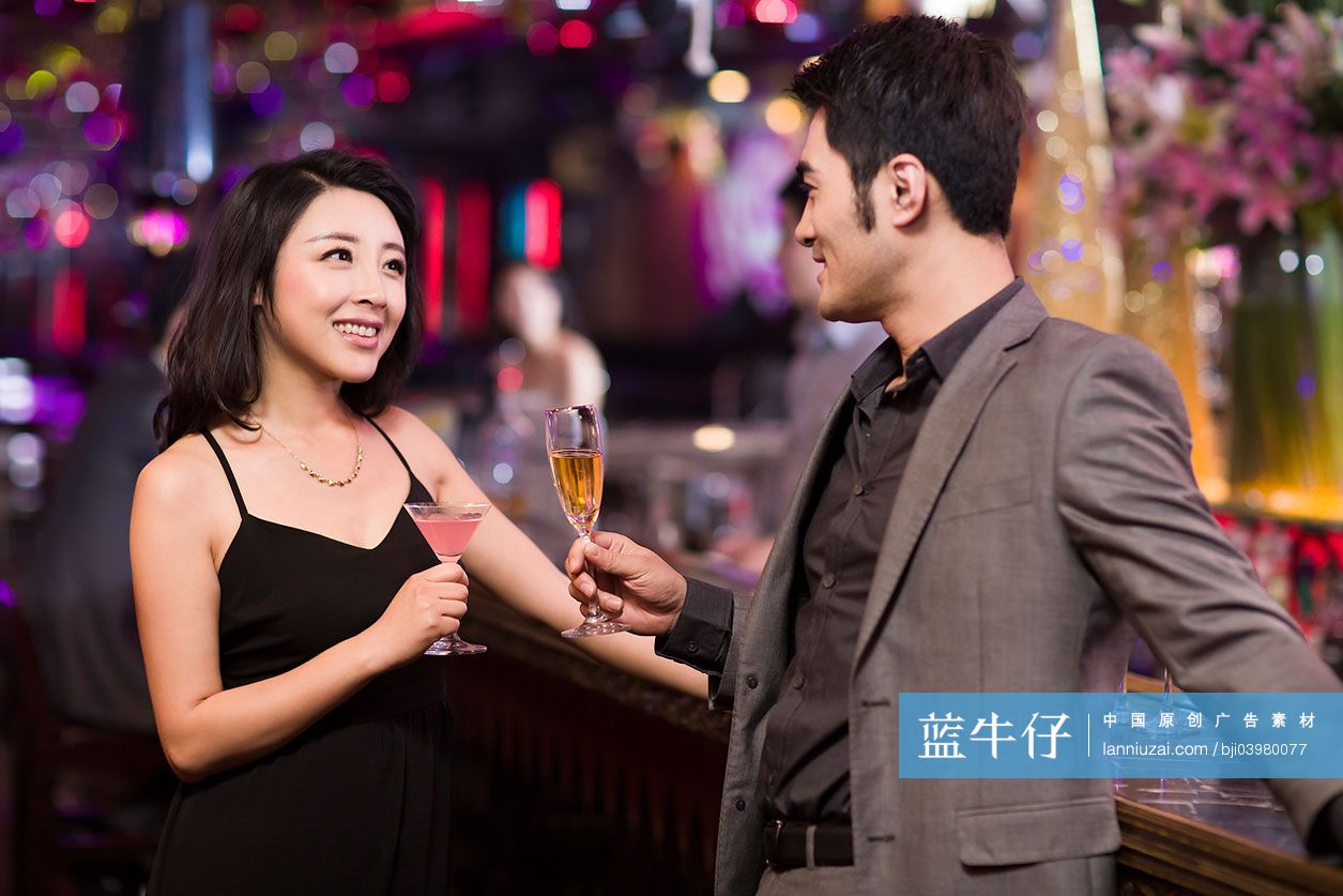 年轻人在酒吧喝酒交谈