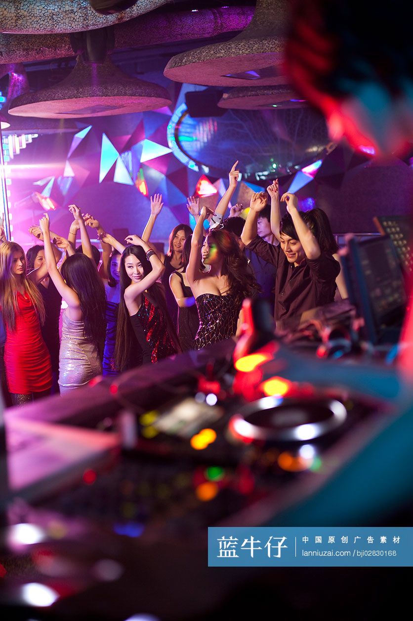 时尚年轻人在舞厅跳舞