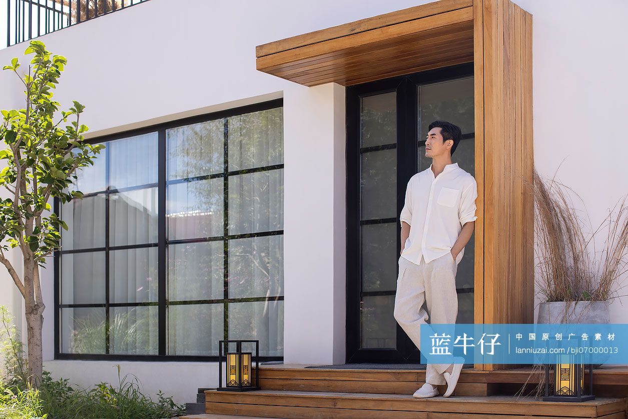 快乐的中年男子度假放松