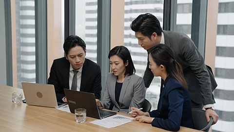 Confident Chinese business people having a meeting,4K