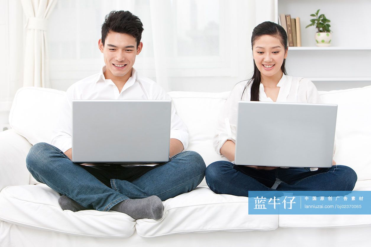 青年夫妇使用笔记本电脑