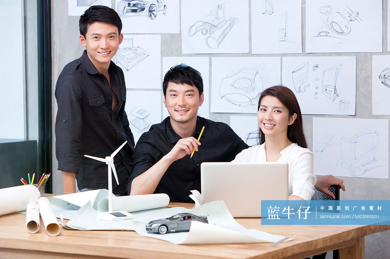 设计师们坐在电脑前