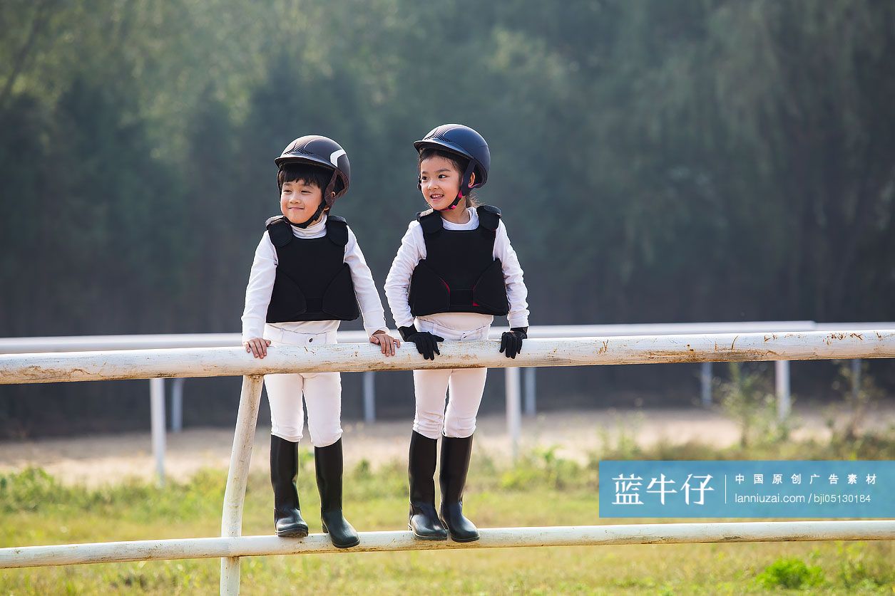 儿童参加马术俱乐部