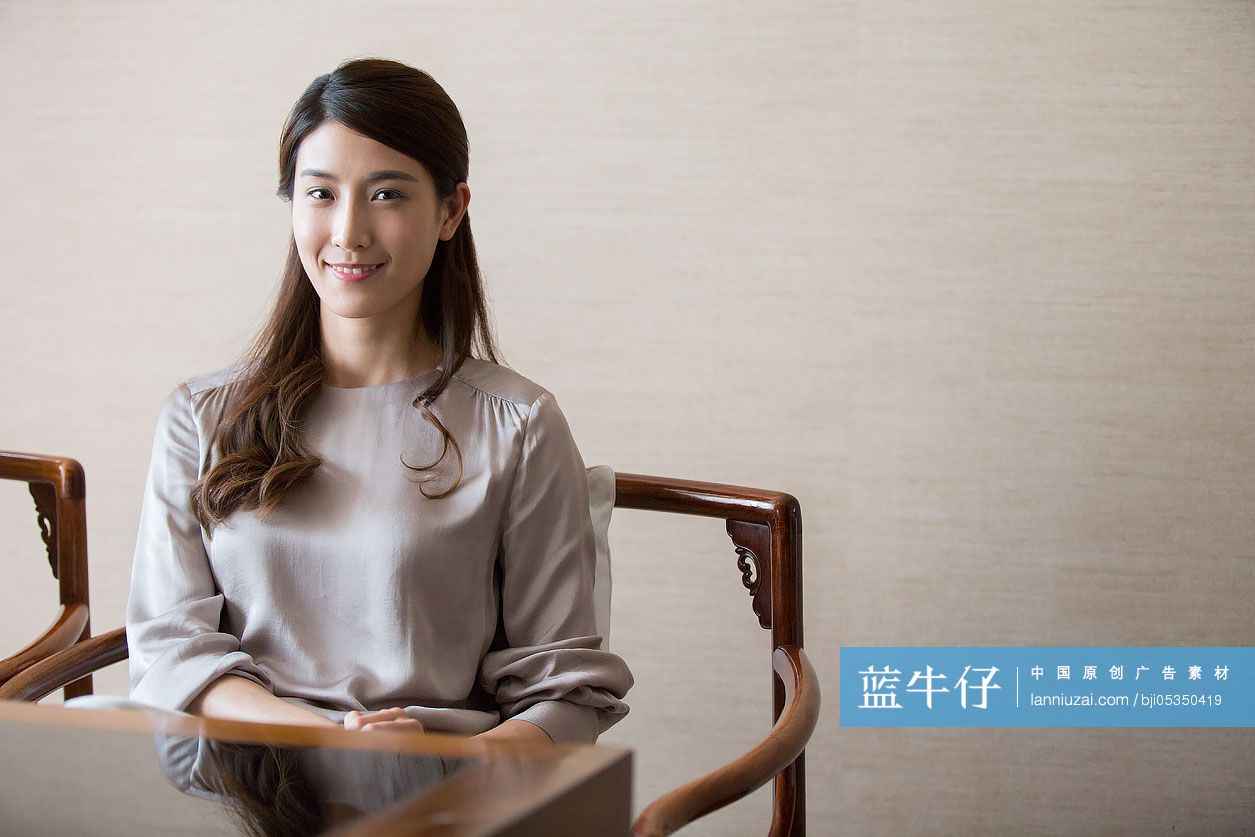 优雅的年轻女子肖像