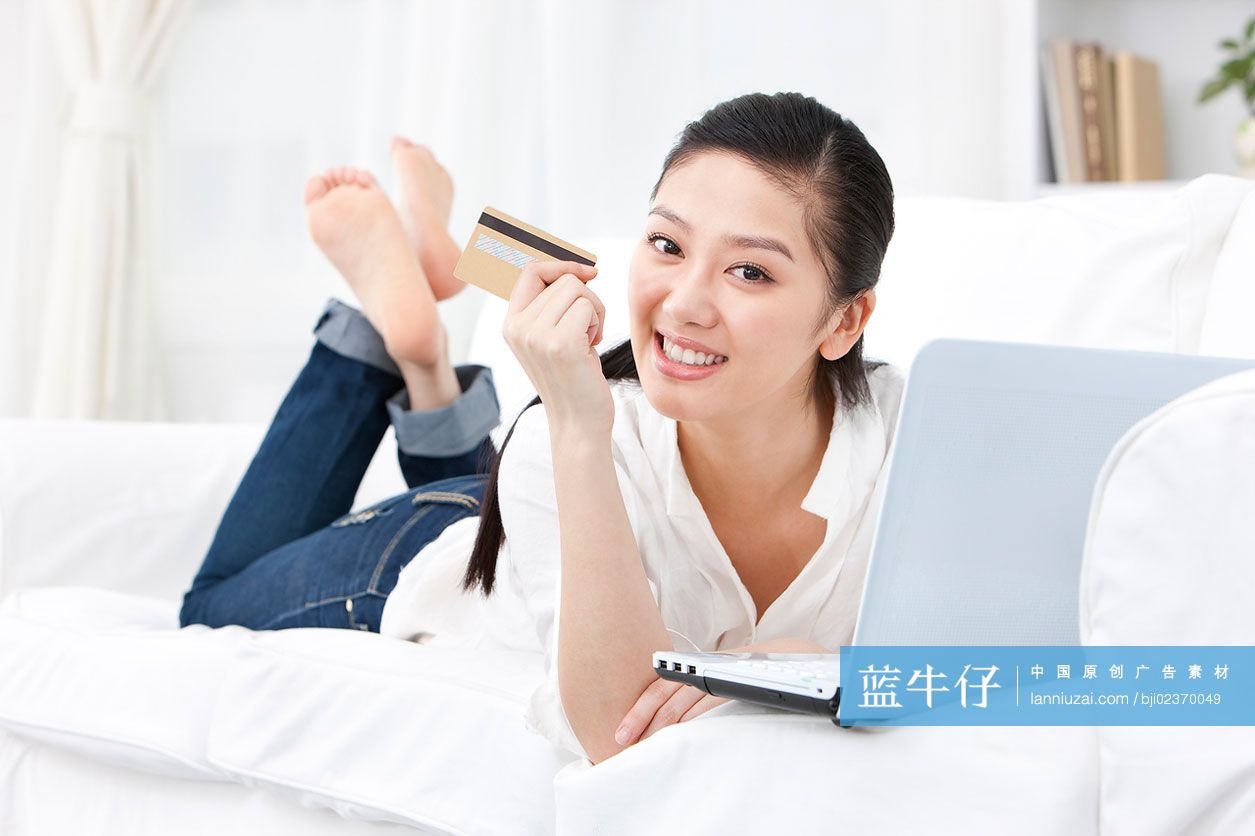 青年女子网上购物