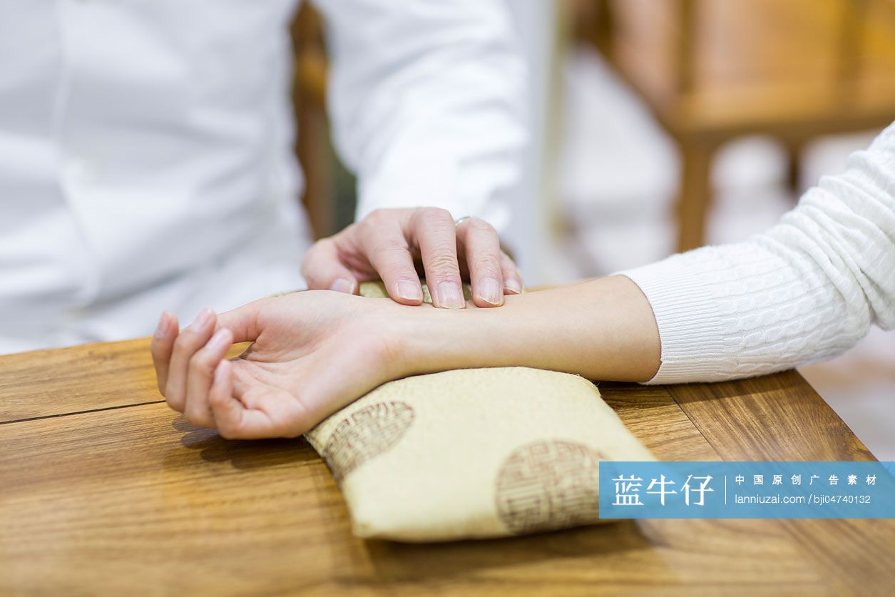 老中医给病人诊脉