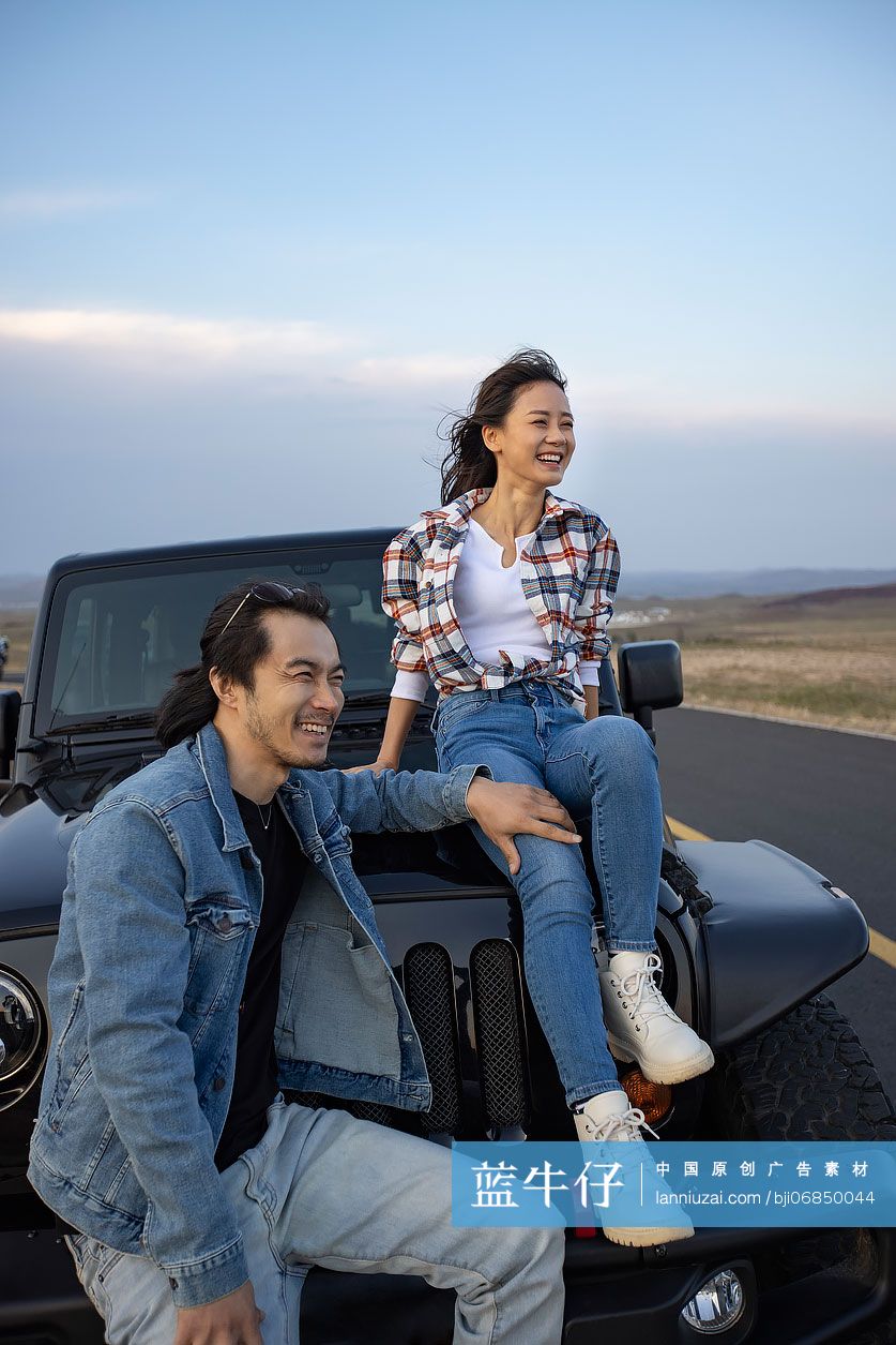 快乐的情侣自驾游欣赏沿途美景
