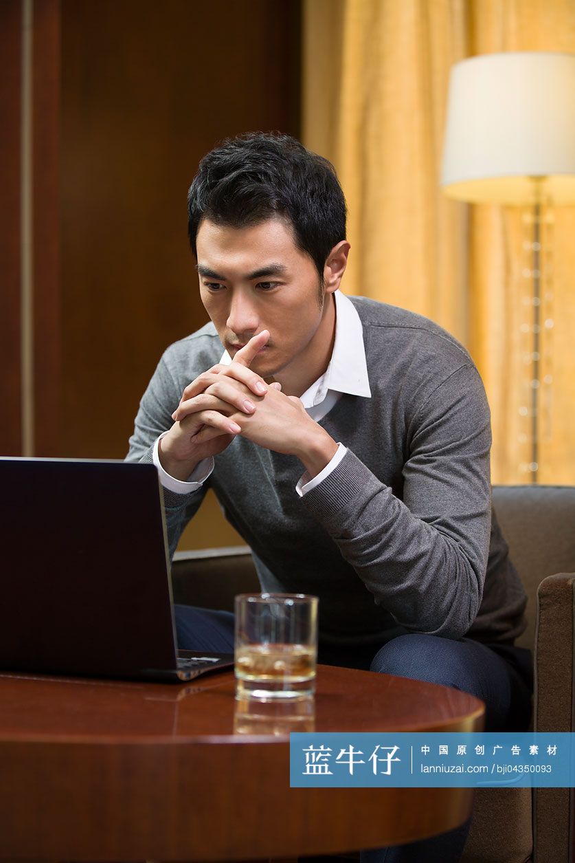 商务男士在宾馆使用笔记本电脑-蓝牛仔影像-中国原创广告影像素材