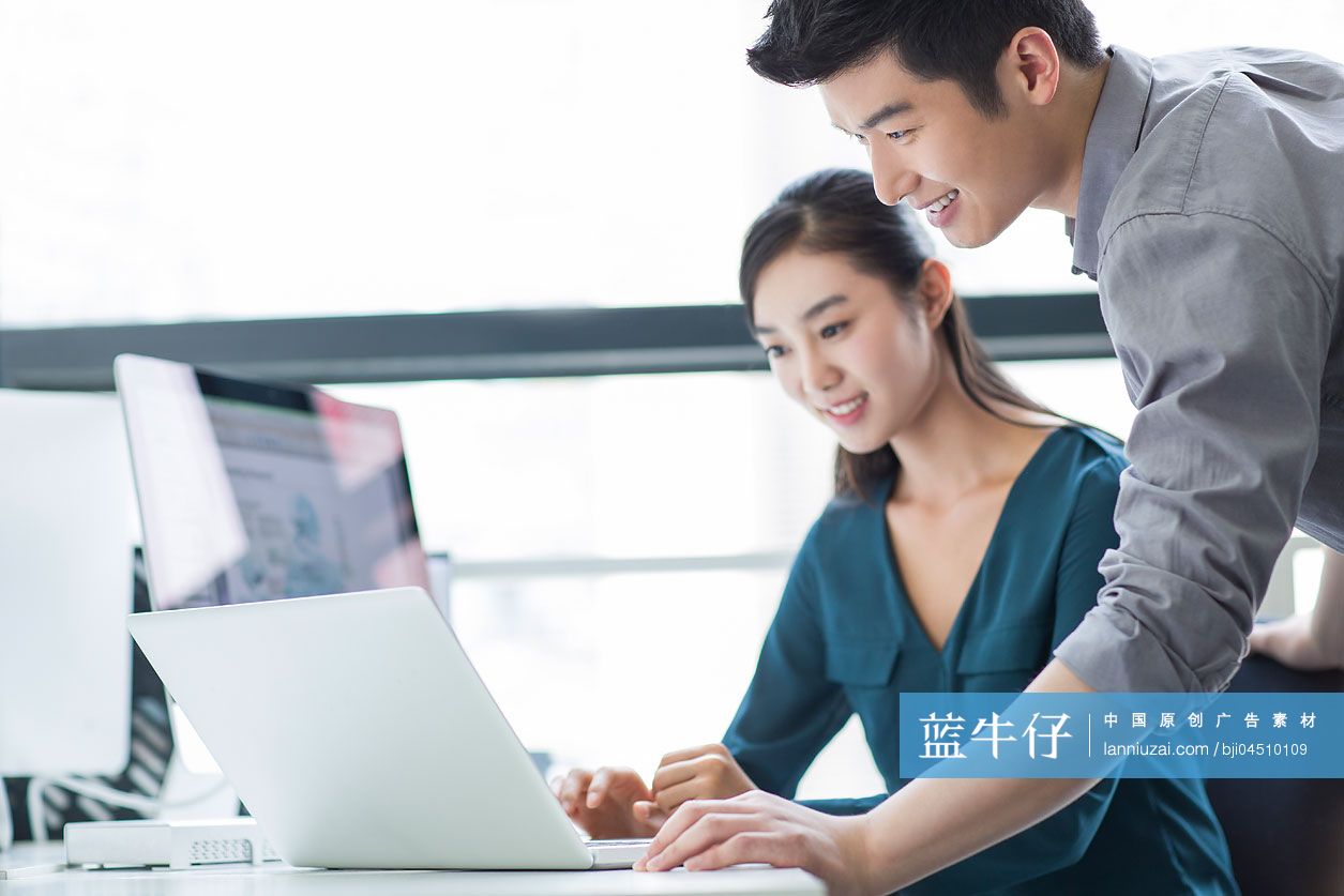 年轻商务人士在办公室讨论工作