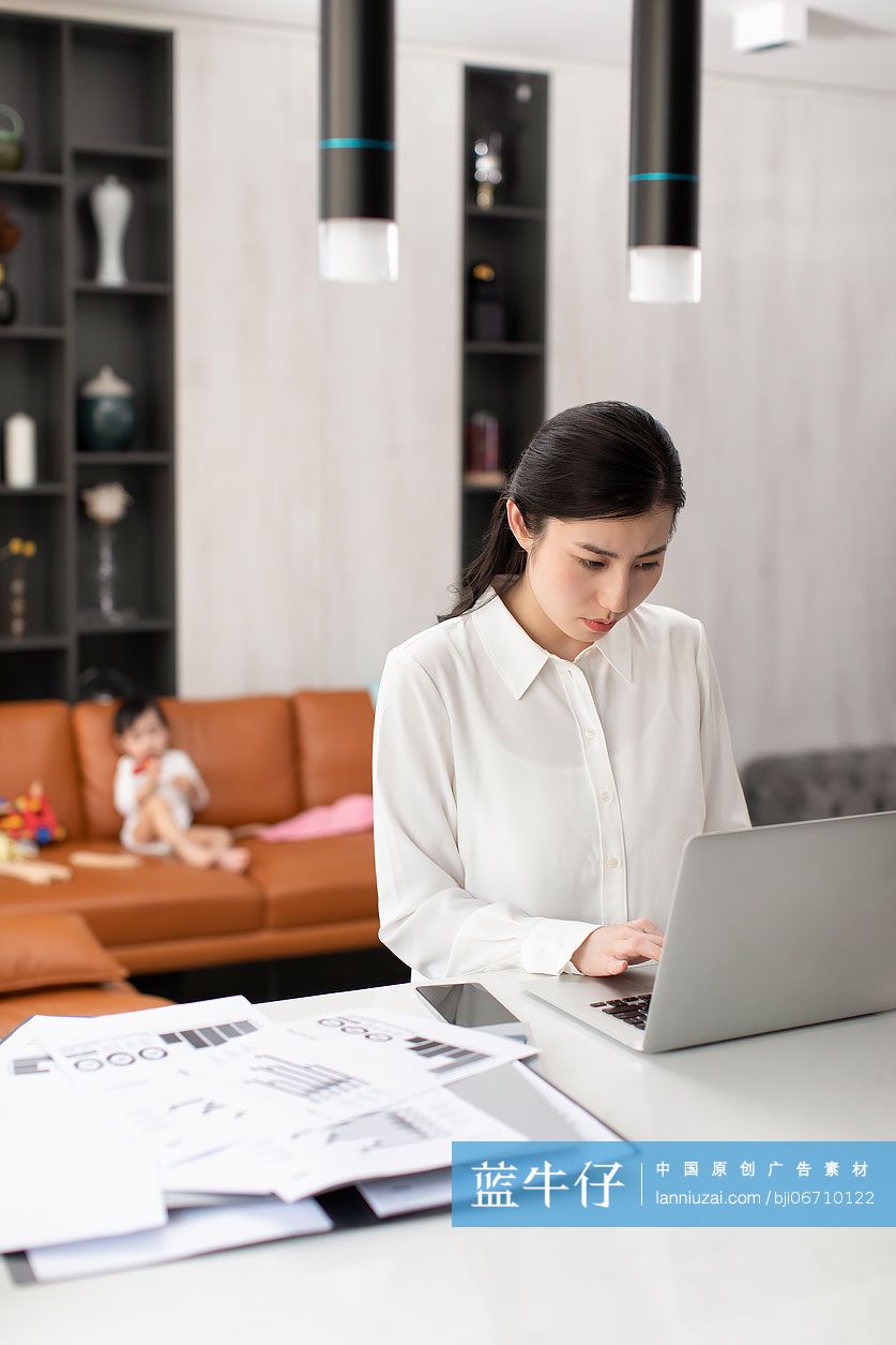 年轻妈妈在家忙工作而忽略宝宝