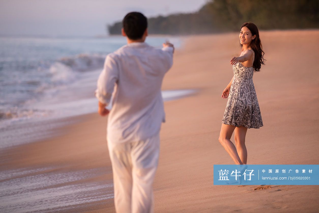 海边浪漫的年轻夫妇-蓝牛仔影像-中国原创广告影像素材