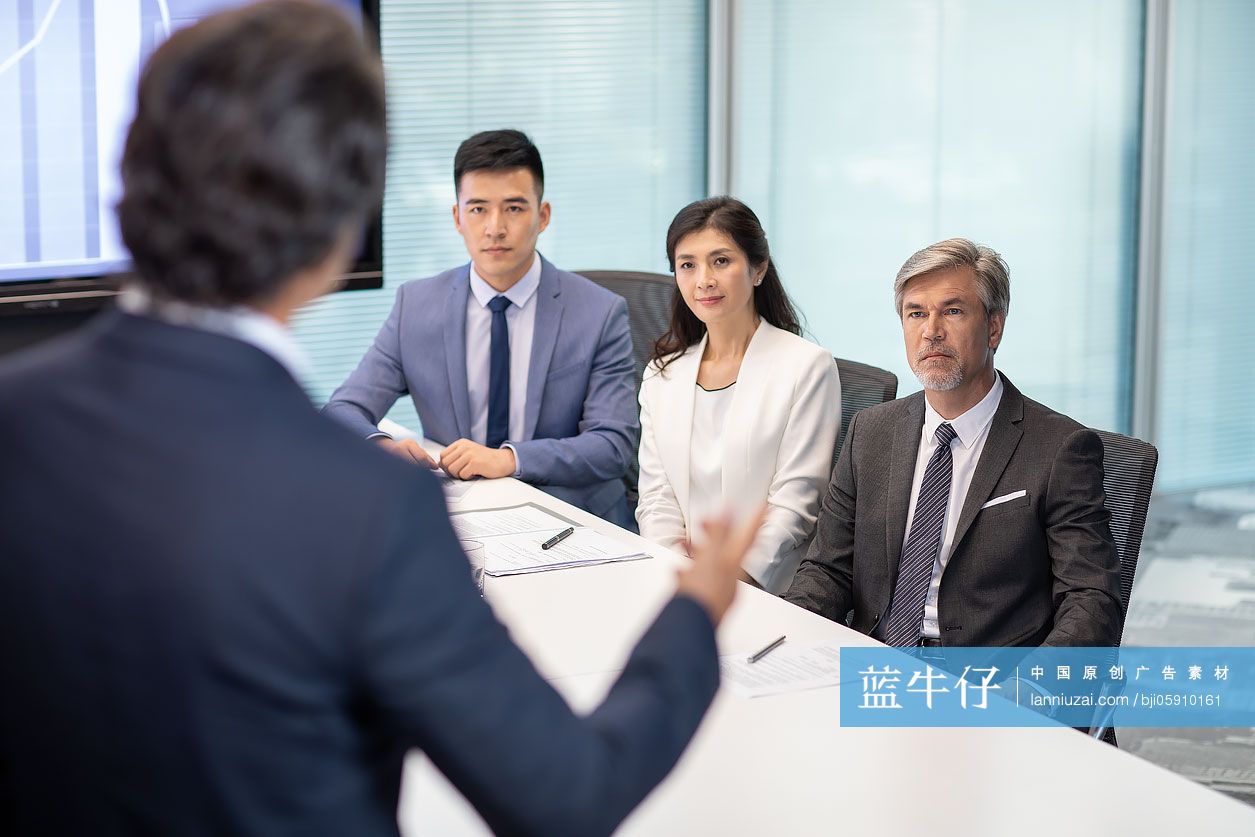商务人士在会议室开会