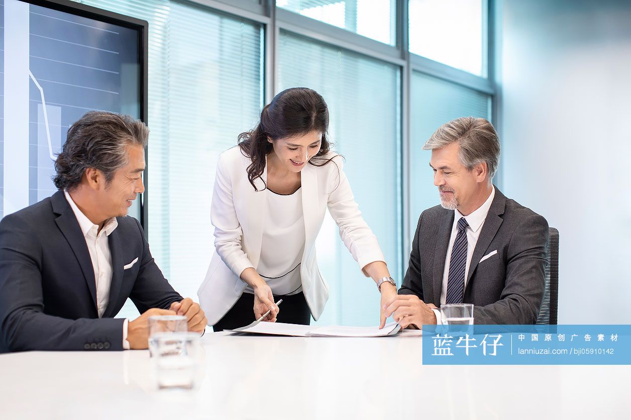 商务人士在会议室签订合同