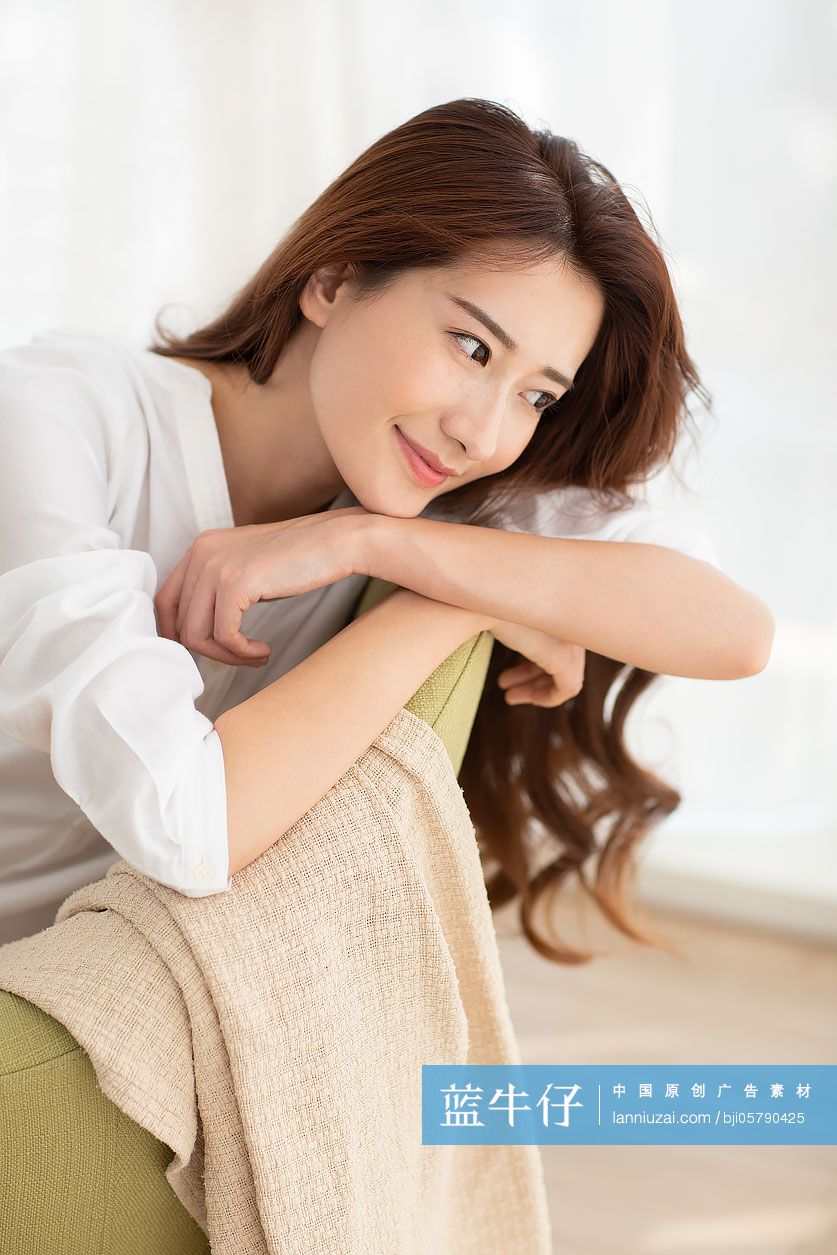 年轻女士在家休息