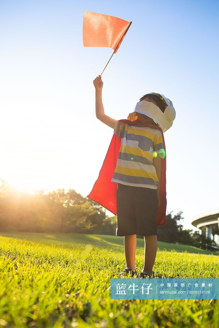 快乐的小男孩在草地上玩耍