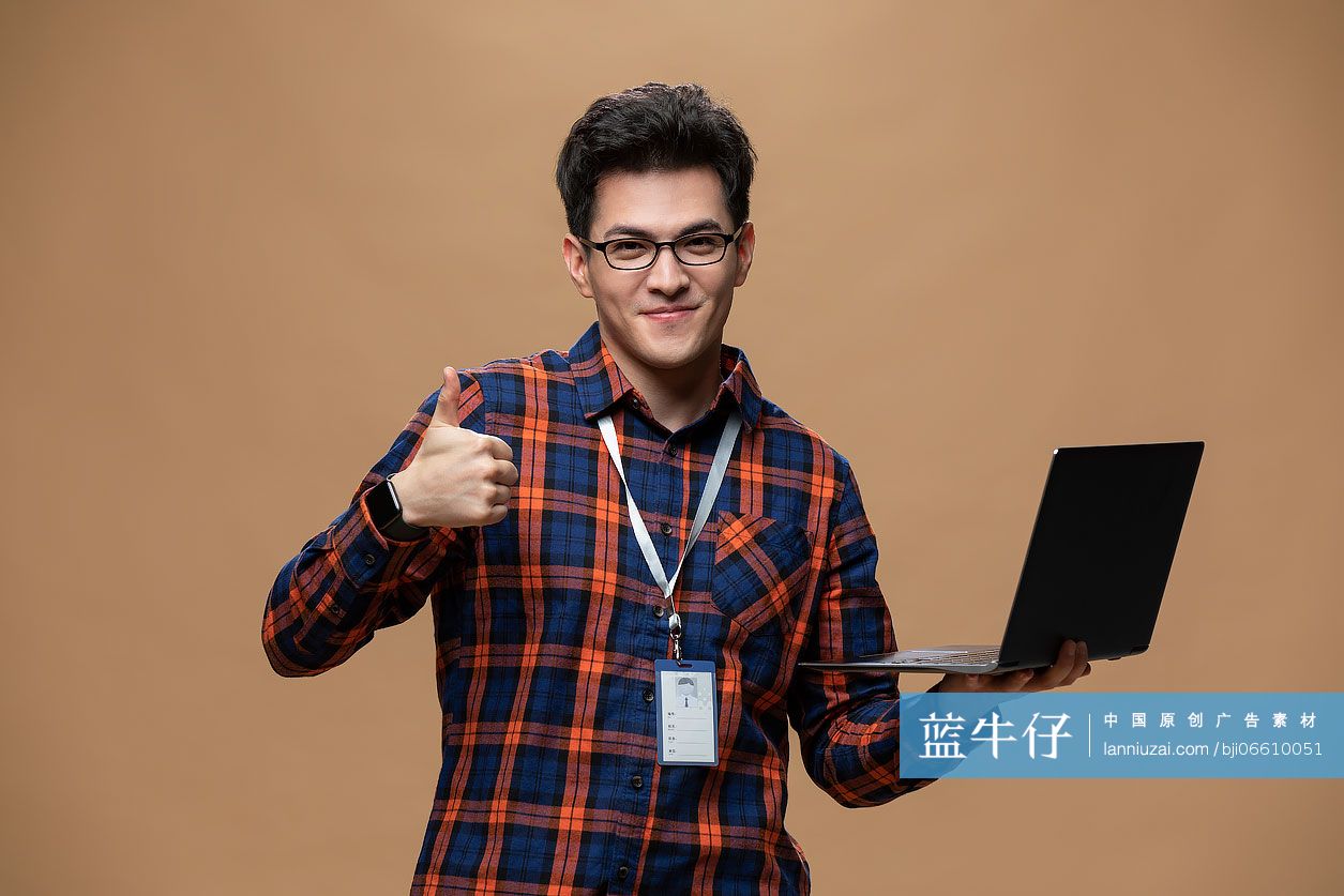 自信的年轻程序员