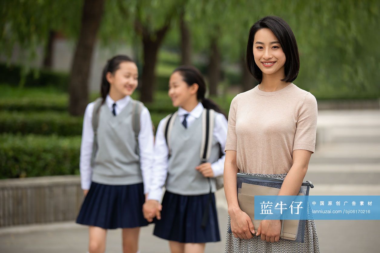 老师和学生在校园里