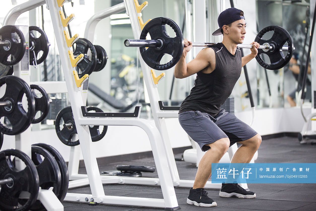 年轻男子在健身房健身