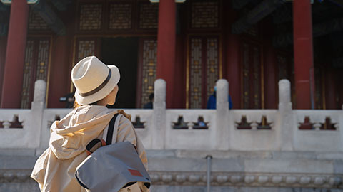 年轻女子在颐和园旅游