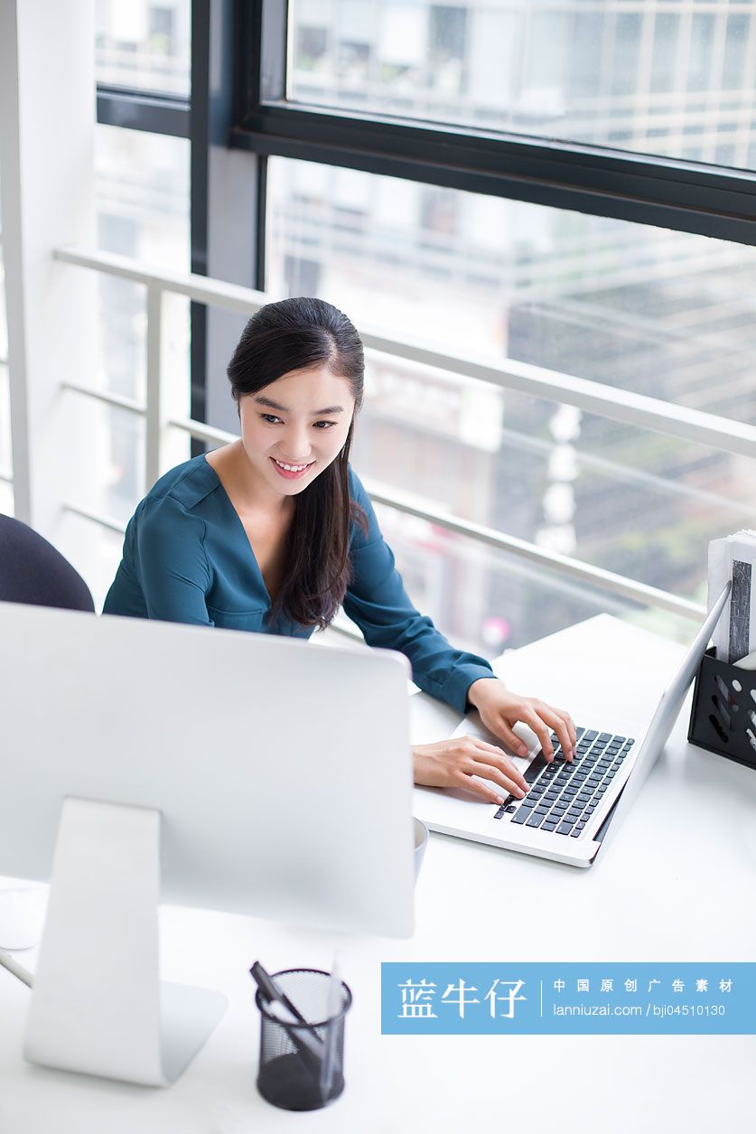 年轻商务女士在办公室工作