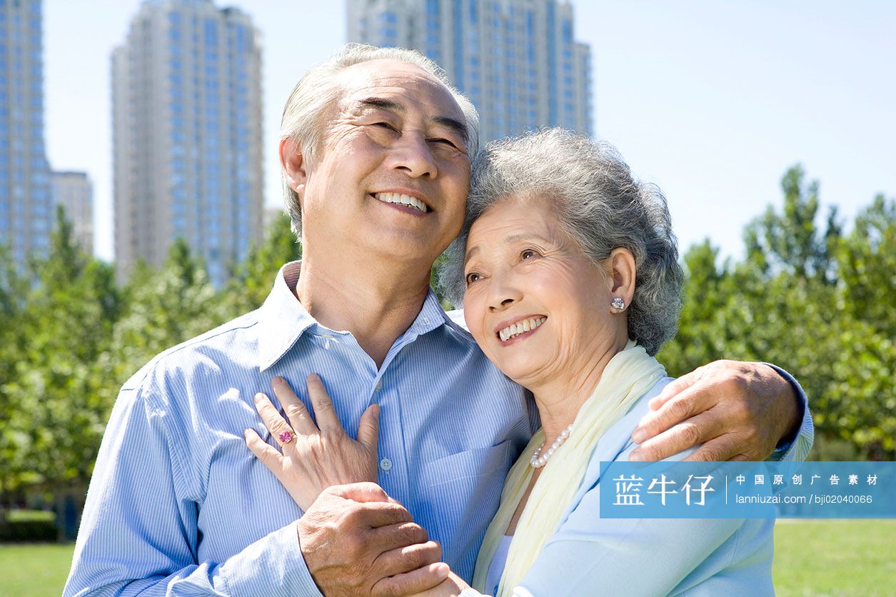 老年夫妇和新建家园