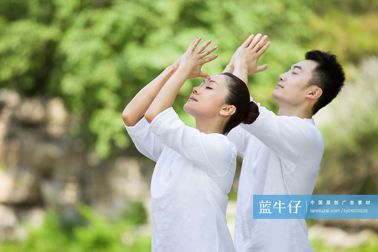 练瑜伽的年轻男女