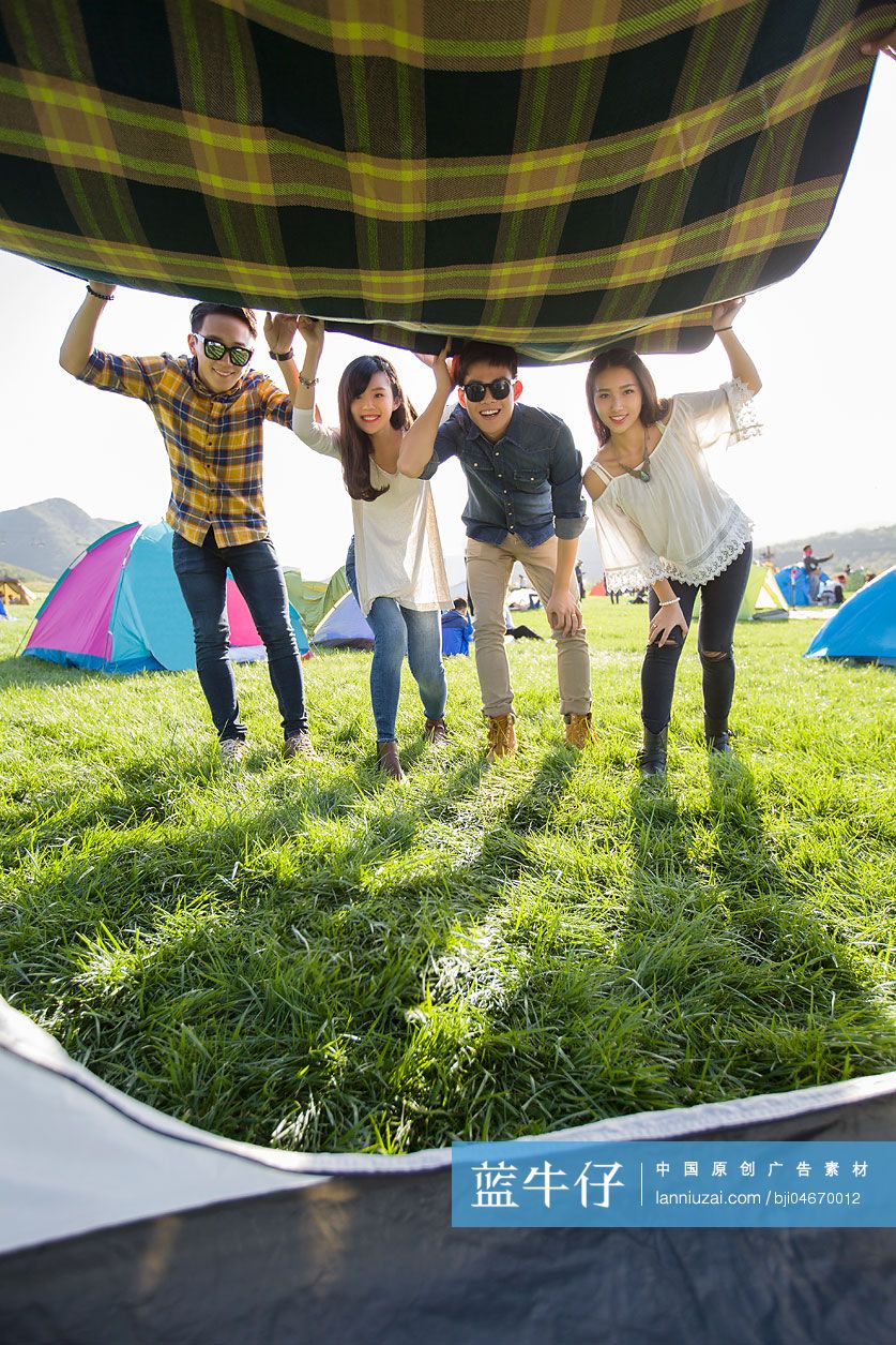 年轻人在草地上露营