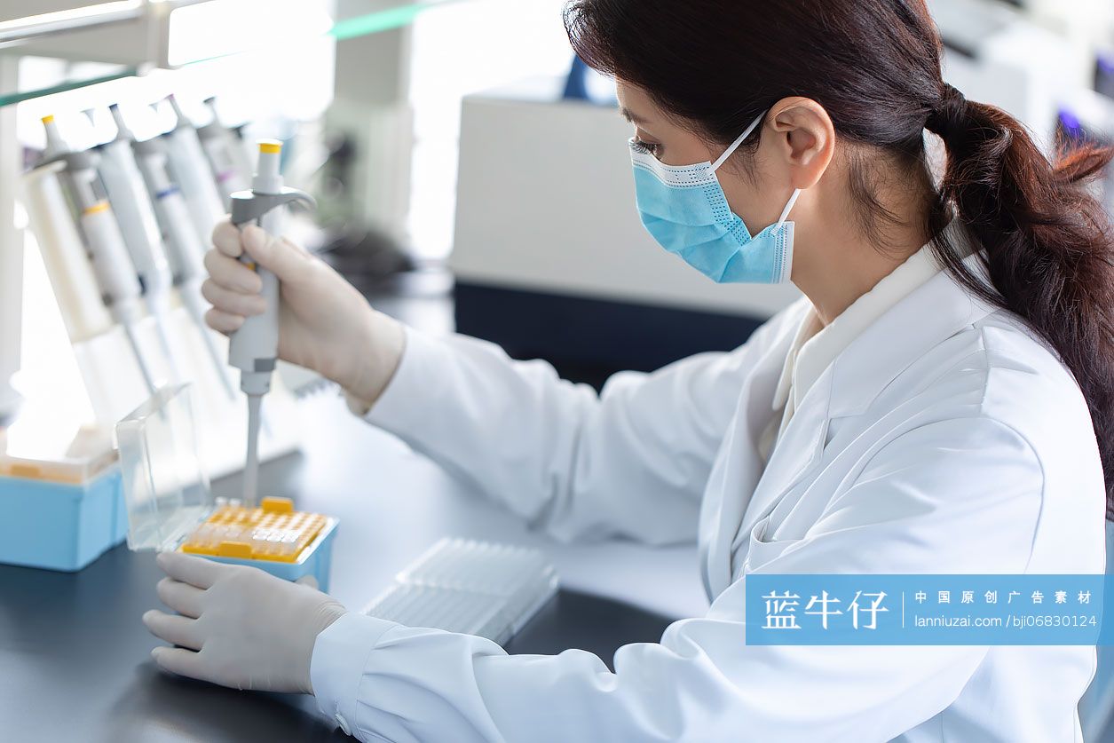 医学研究员在实验室工作