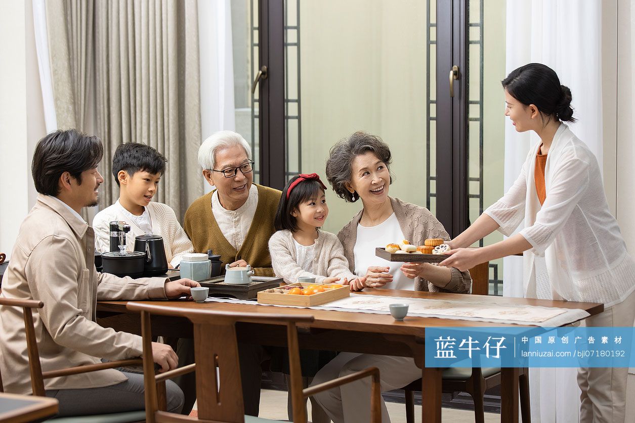 欢乐家庭庆祝中秋节