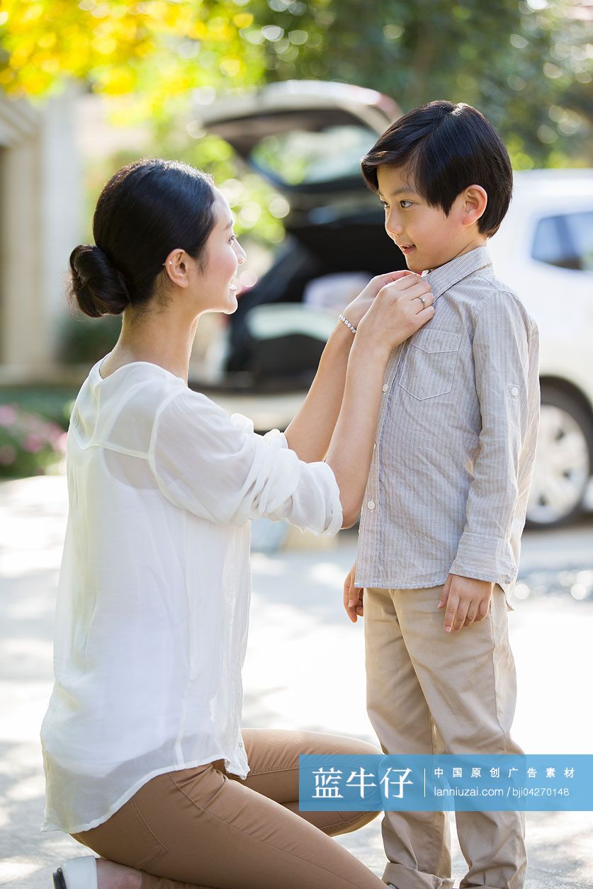 妈妈给儿子穿衣服
