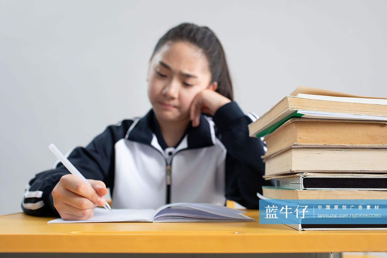 学生在教室学习