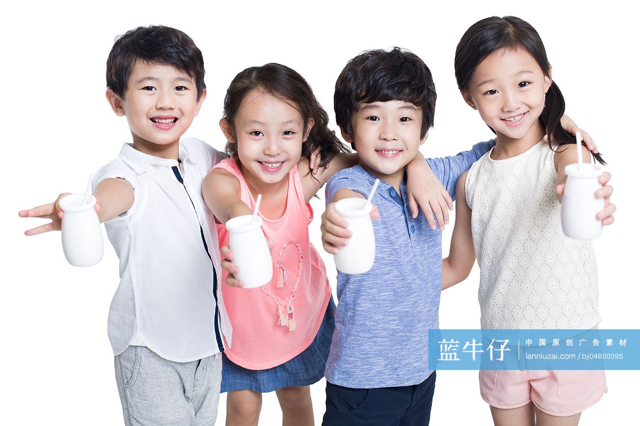 快乐的儿童一起喝酸奶