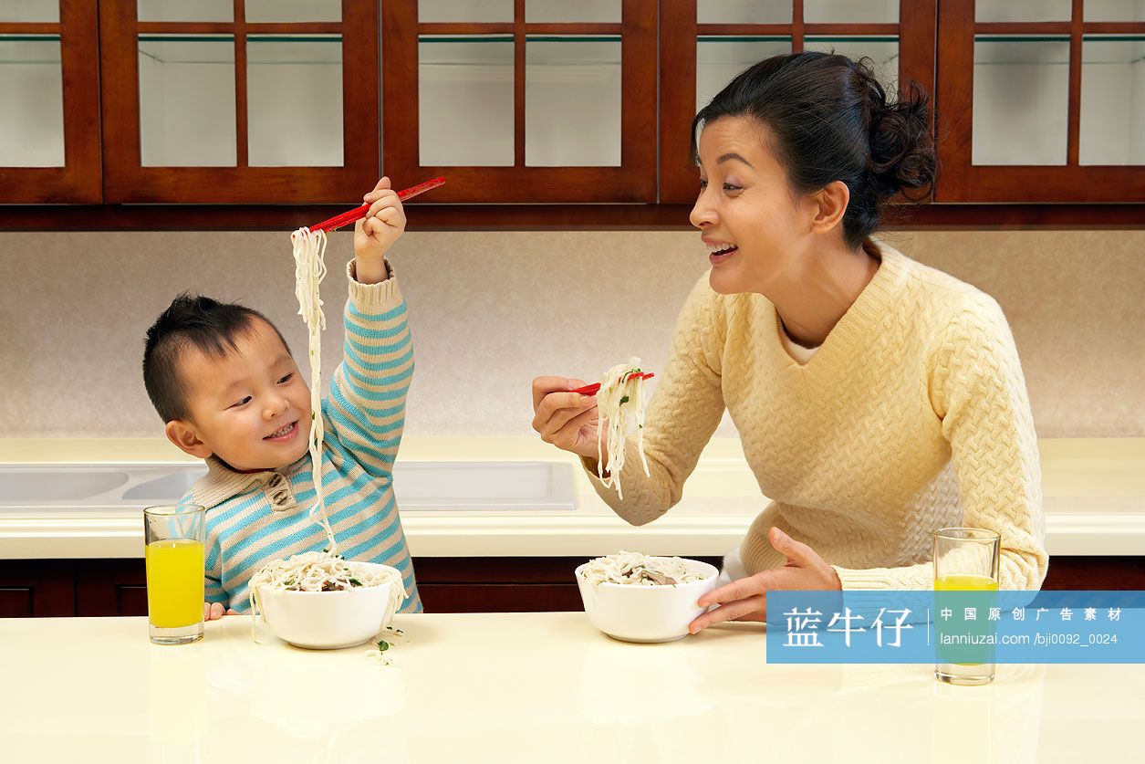 妈妈和小男孩一起吃面条