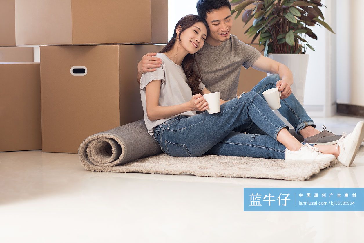 年轻夫妇搬入新家-蓝牛仔影像-中国原创广告影像素材