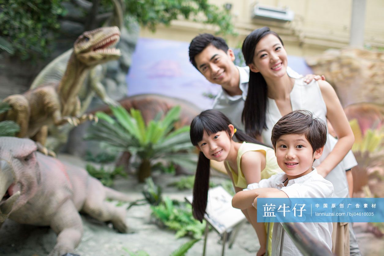 年轻家庭参观自然博物馆