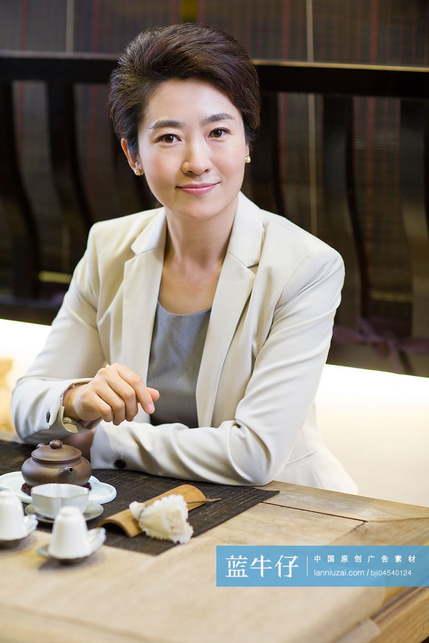 商务女性在茶馆喝茶