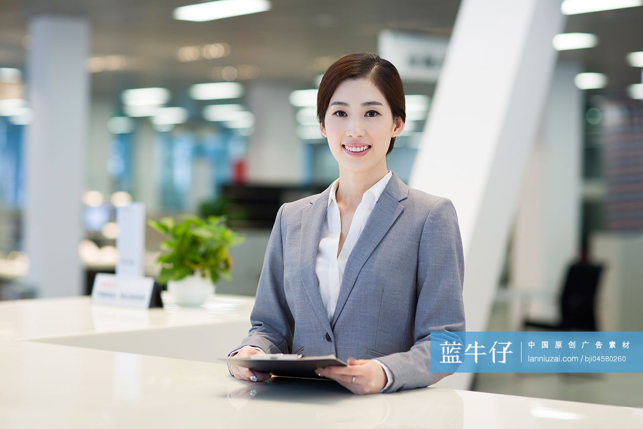 自信的前台接待员-蓝牛仔影像-中国原创广告影像素材