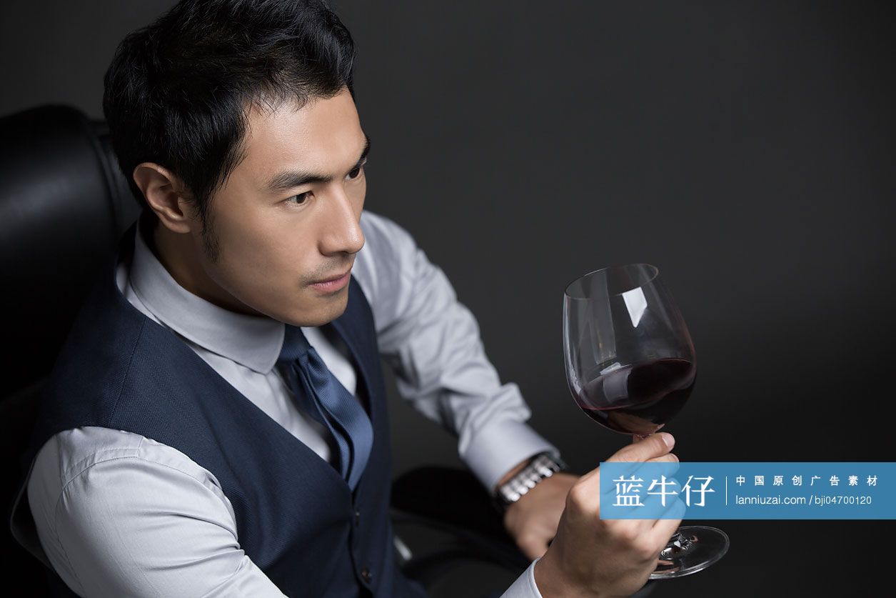 商务男子品尝红酒