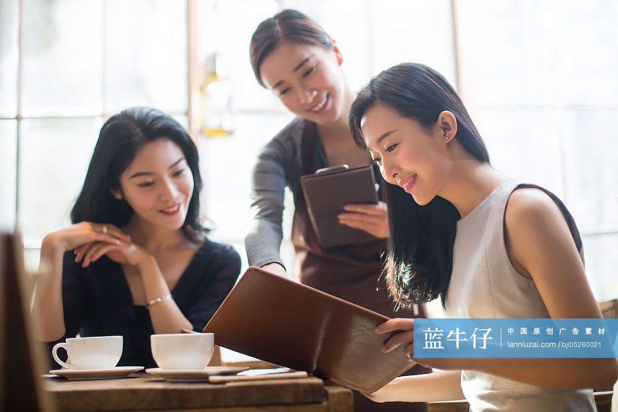 闺蜜在咖啡馆喝咖啡