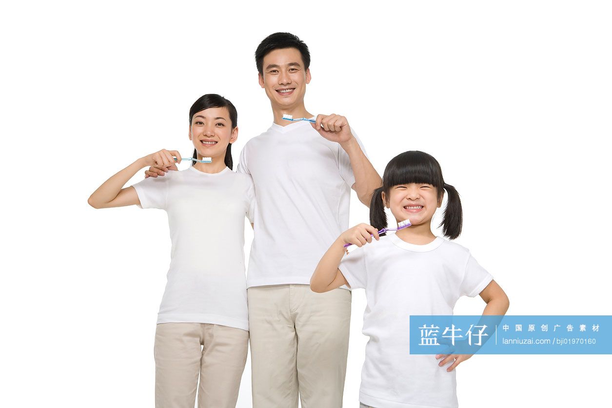 一家三口刷牙