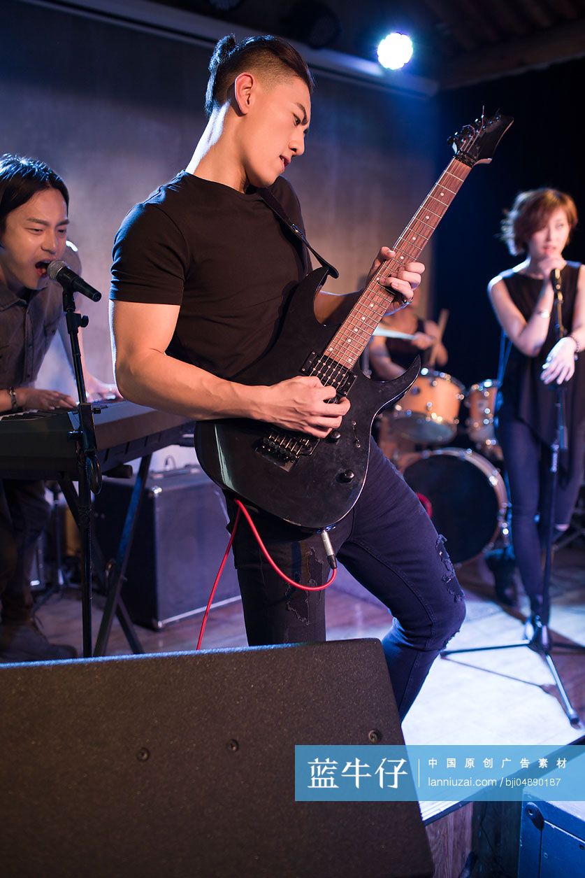 年轻乐队在舞台上表演