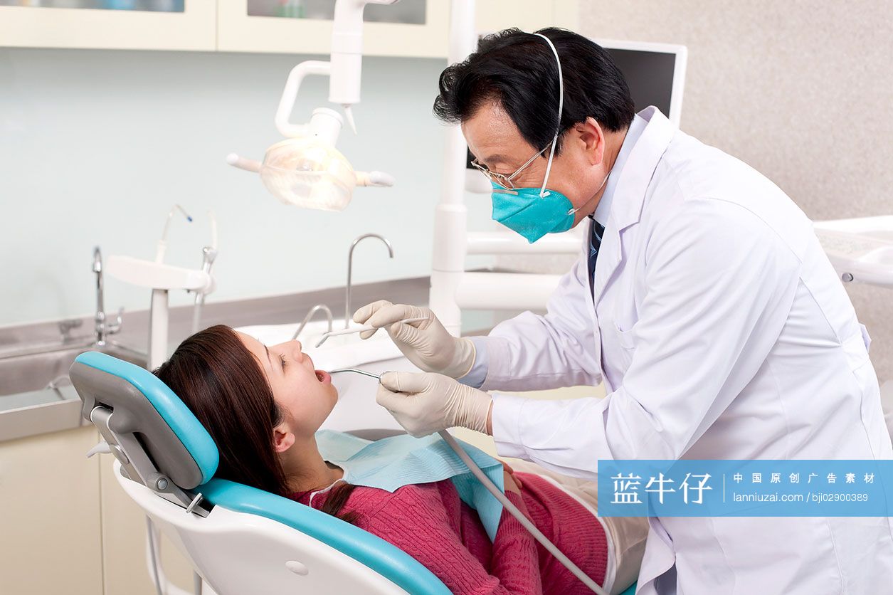 医生给患者治疗