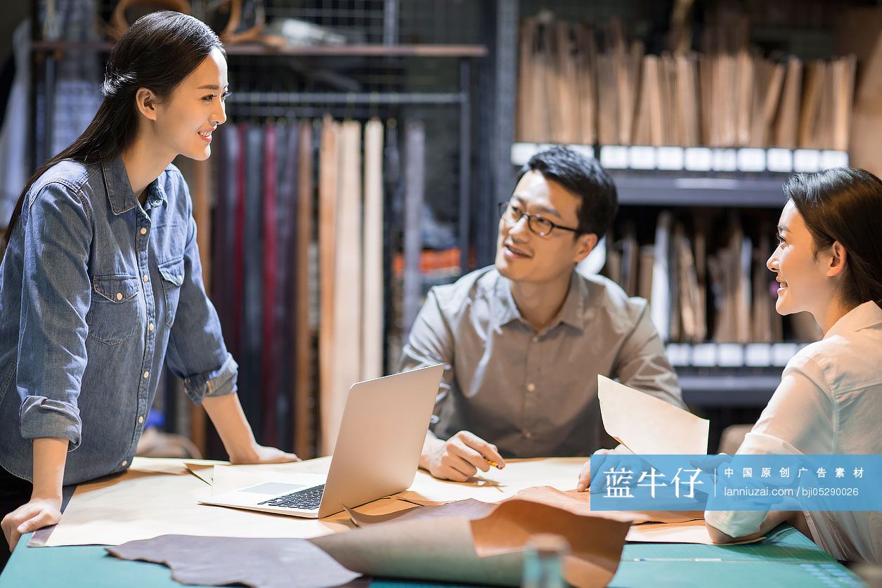 手工皮具匠人团队在工作室里讨论